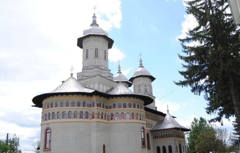 Biserica - vedere exterioară